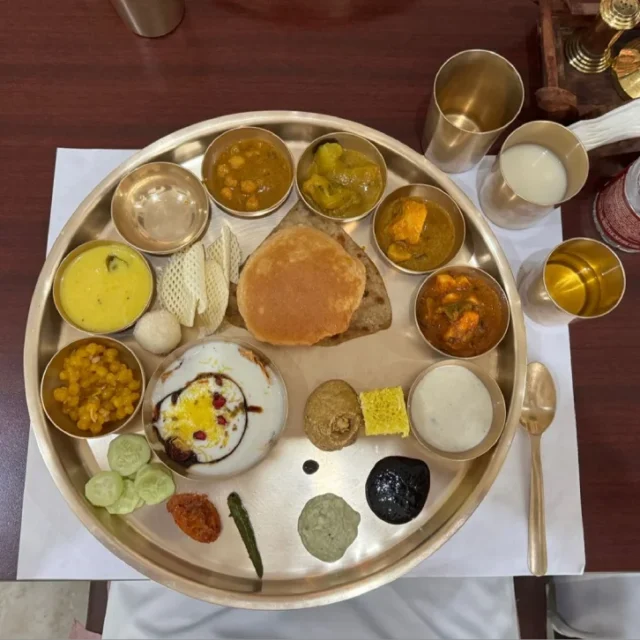 Plato tradicional indio con thali servido en india