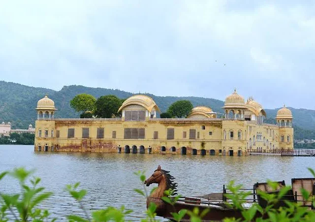Palacio Jal Mahal sobre el agua en Jaipur en india