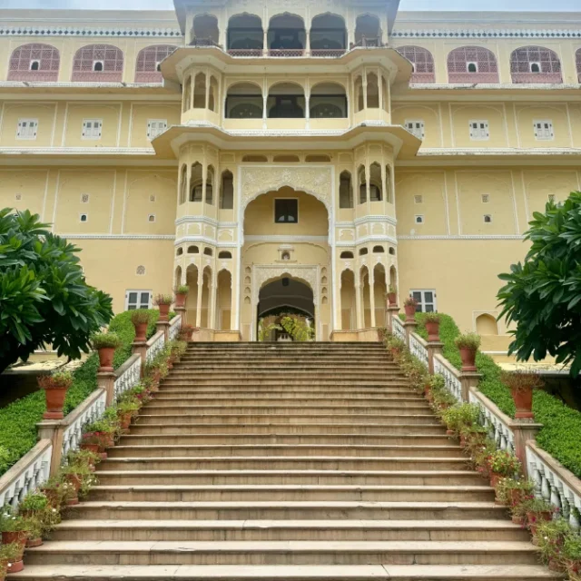 Escalinata de entrada a palacio en India