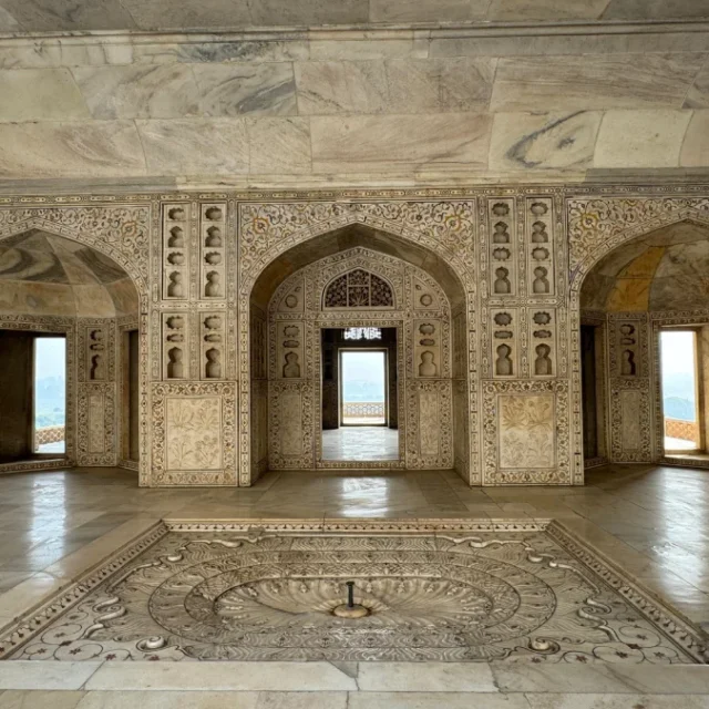 Salón de mármol con arcos en India