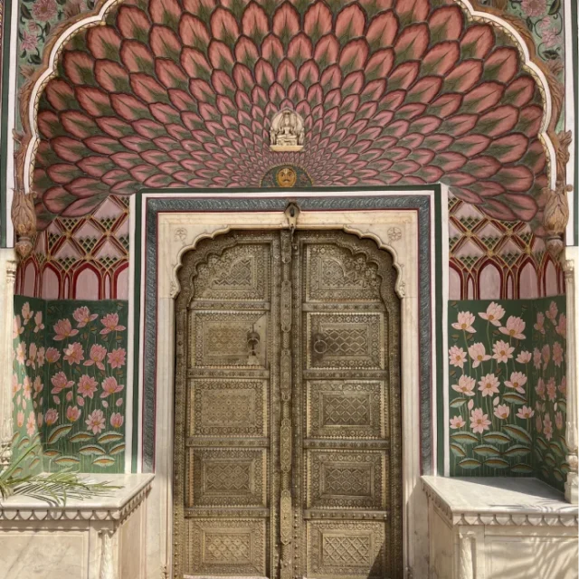 Puerta decorada del Palacio de la Ciudad de Jaipur