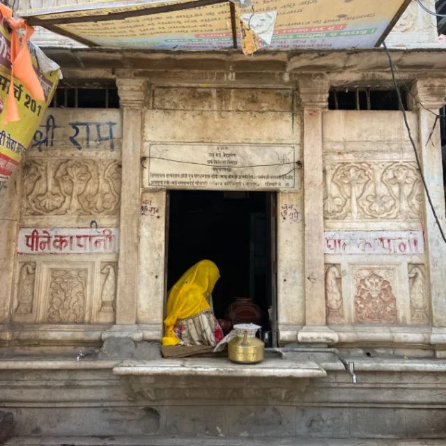 Mujer india con sari amarillo en india